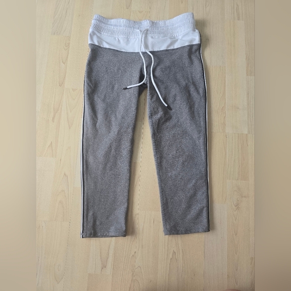 Fabletics Gray and White Capri Leggings Size Small - Picture 2 of 8